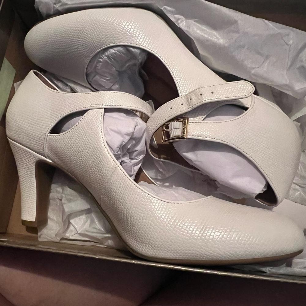 Giani Bernini White Textured Heels
